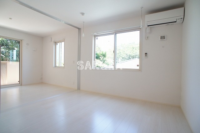 居室・リビング　こちらのリビングで趣味の時間をお楽しみください♪