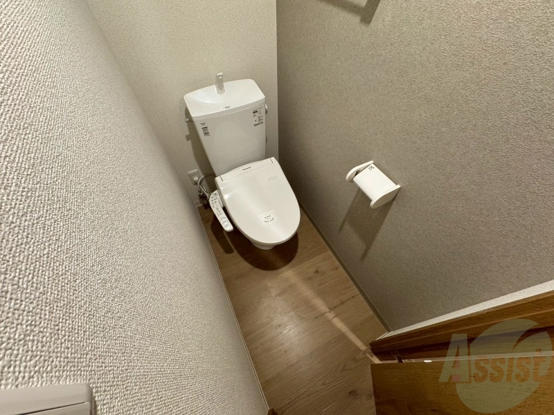 トイレ　広々お使いいただけるお手洗いになっています。