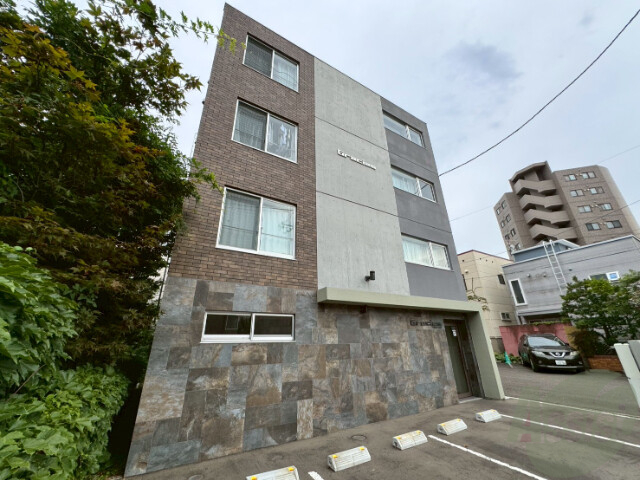 建物外観　札幌市中央区南十八西「グラシアス山鼻」