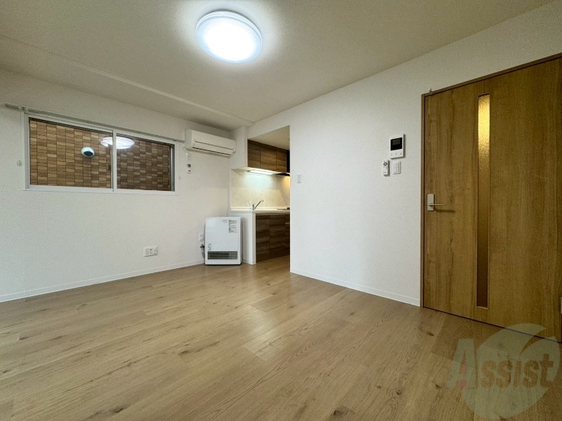 居室・リビング　木目のフローリングは落ち着きのある印象のお部屋になりますね。