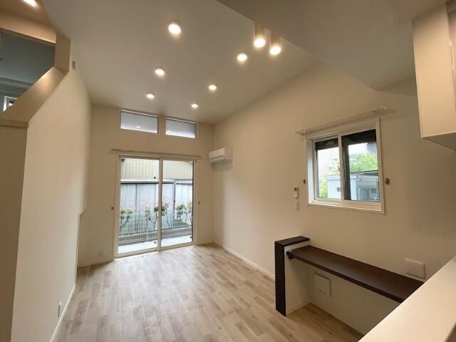 居室・リビング　こちらのリビングで趣味の時間をお楽しみください