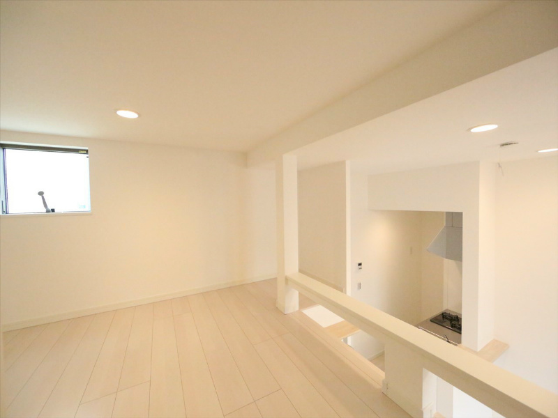 その他部屋・スペース　上段ロフト6.2帖（収納してもお部屋としても使えます）　同型