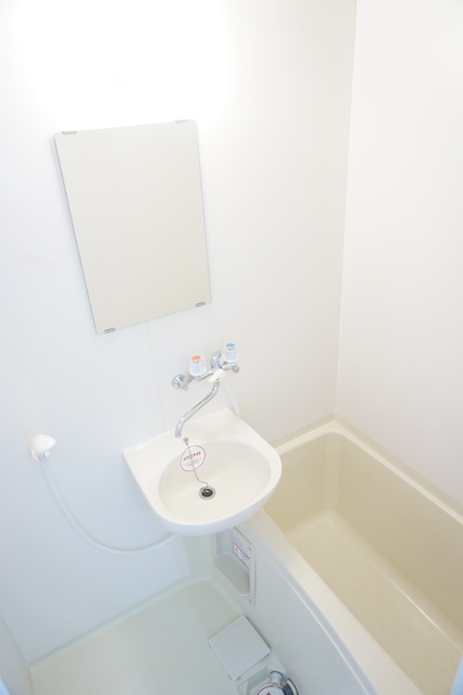 バス・シャワールーム　洗面ボウルのある浴室