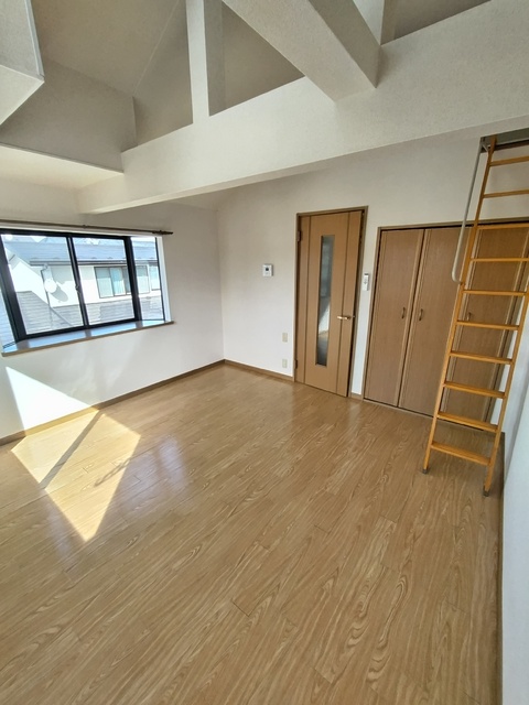 居室・リビング　２面採光で明るい洋室