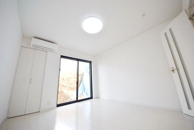 居室・リビング　収納付き洋室