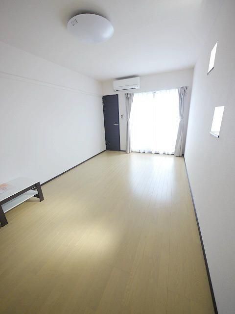 居室・リビング　★8.7帖の広い洋室です！★