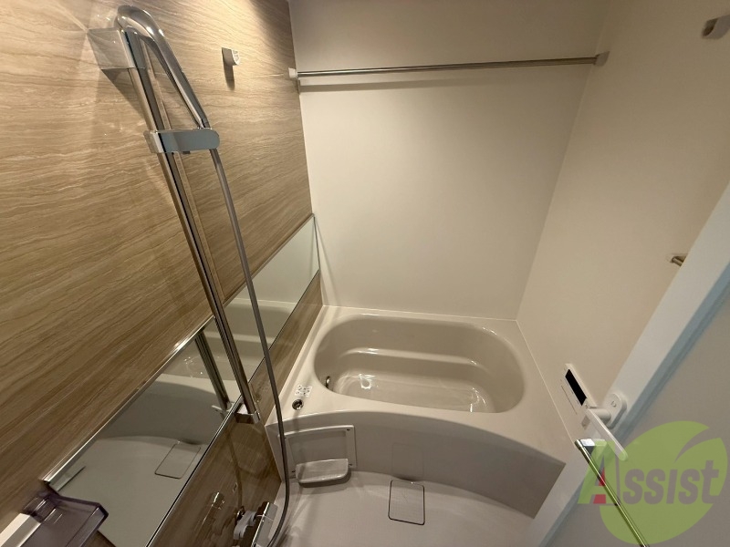 バス・シャワールーム　浴室は追い焚き給湯と浴室乾燥機付きです。嬉しいですね。