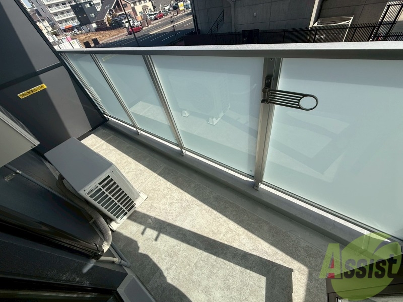 バルコニー　バルコニーは長さも幅もちょうどいい広さですね。