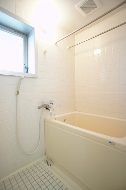 バス・シャワールーム　バス・トイレ別でゆったりと湯船にもつかれますね