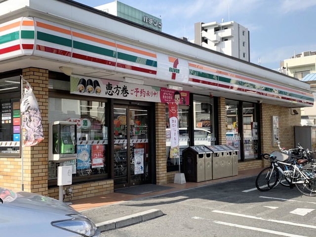 コンビニ　セブンイレブン足立西新井本町4丁目店（コンビニ）まで412m