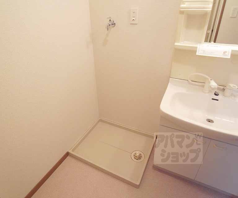 その他設備　室内に洗濯機がおけるので、雨の日も濡れずに洗濯が出来ますね！