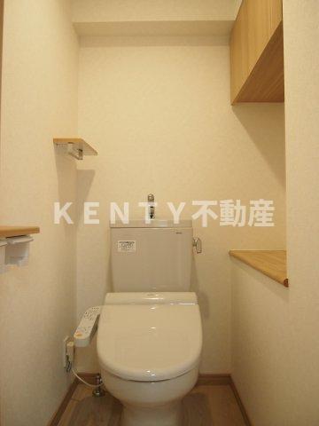 トイレ　落ち着いた色調のトイレです