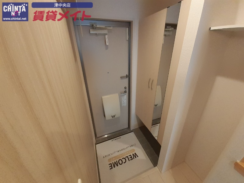 玄関　同物件反転タイプ画像