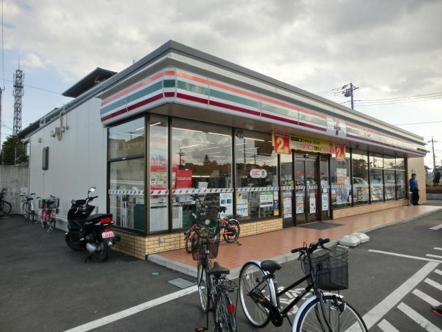 コンビニ　セブンイレブン（コンビニ）まで240m