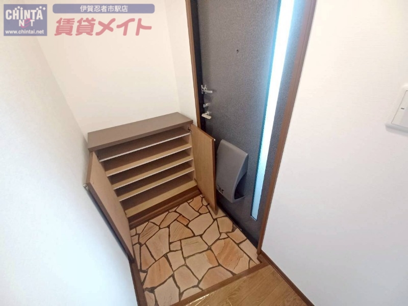 玄関　別部屋参考写真となります。