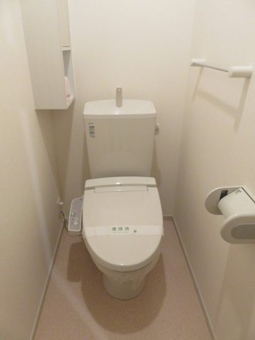 トイレ　落ち着いた色調のトイレです