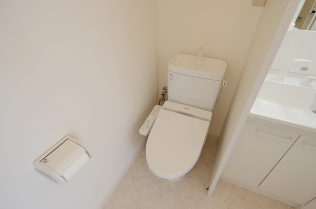 トイレ　温水洗浄便座付きのトイレです♪