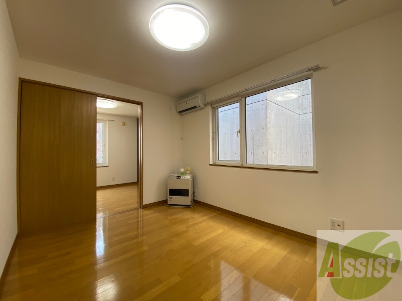 居室・リビング　木目のフローリングは落ち着きのある印象のお部屋になりますね。