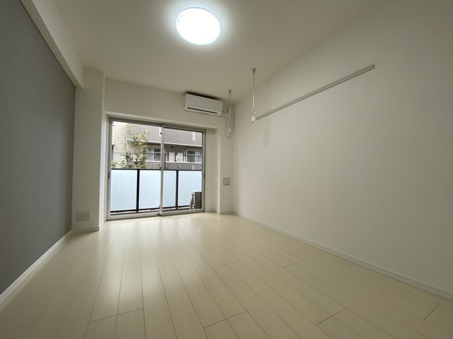 居室・リビング　白色基調のモテ部屋です。