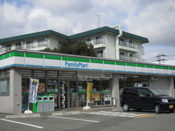 コンビニ　ファミリーマート（コンビニ）まで15m