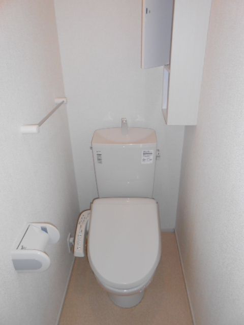 トイレ　温水洗浄便座完備・小物収納棚有り