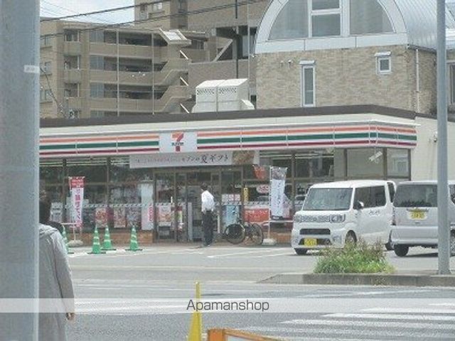 コンビニ　セブンイレブン（コンビニ）まで551m