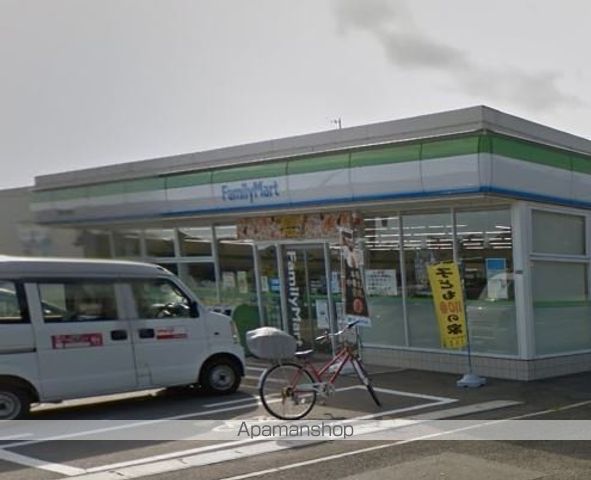 コンビニ　ファミリーマート（コンビニ）まで827m