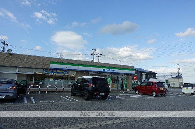 コンビニ　ファミリーマート（コンビニ）まで137m