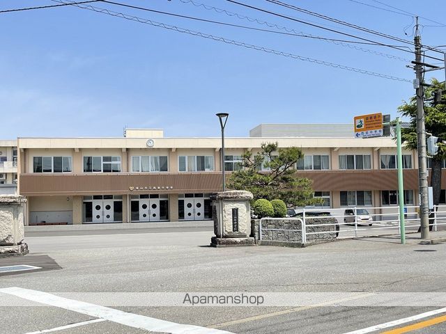 中学校　西部中学校（中学校）まで502m