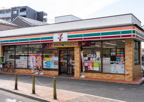 コンビニ　セブンイレブン 足立亀田小前店（コンビニ）まで358m