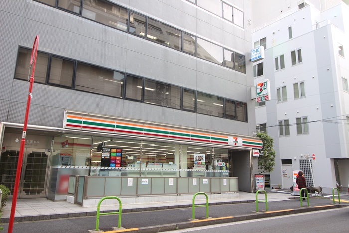 コンビニ　セブンイレブン芝５丁目北店（コンビニ）まで110m