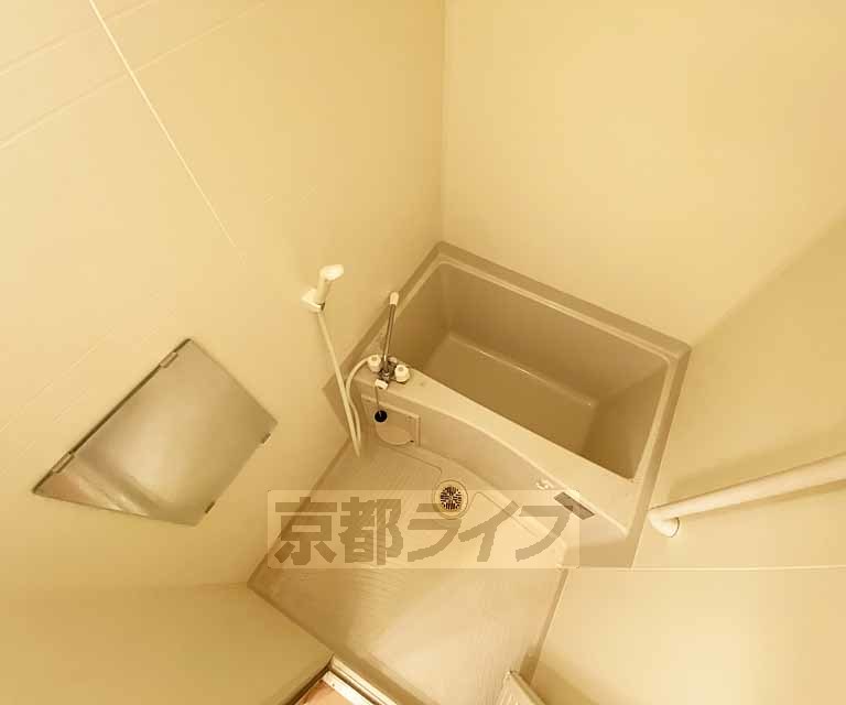 バス・シャワールーム　コンパクトな浴室です。