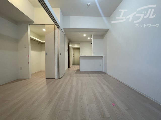 地下鉄御堂筋線 江坂駅 徒歩7分 15階建 築3年の居間写真