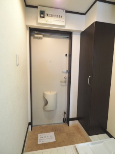 玄関　※写真は1階のお部屋です
