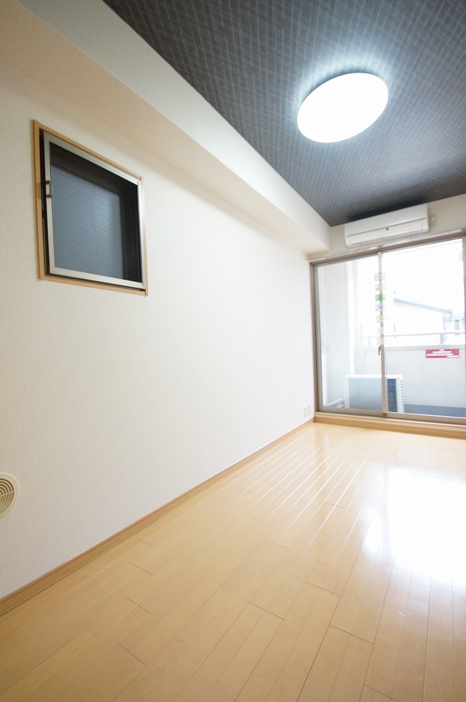 居室・リビング　落ち着いた色合いの床材を使用した居住空間です。