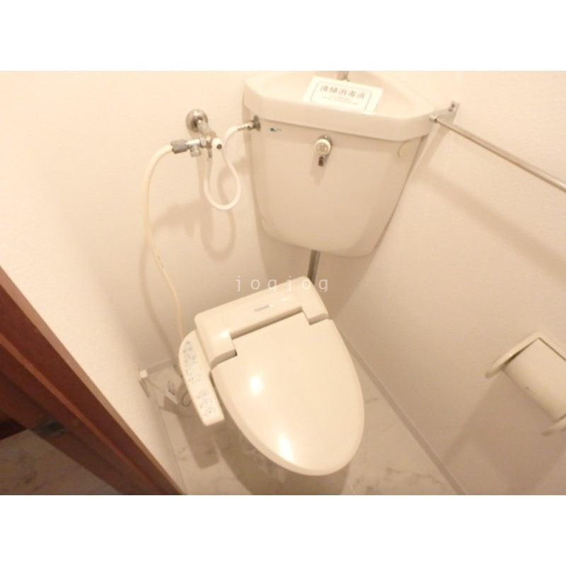 トイレ　嬉しい温水洗浄便座付きのトイレです。