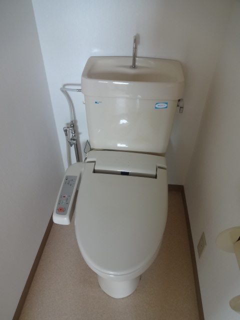 トイレ　温水洗浄便座付きです