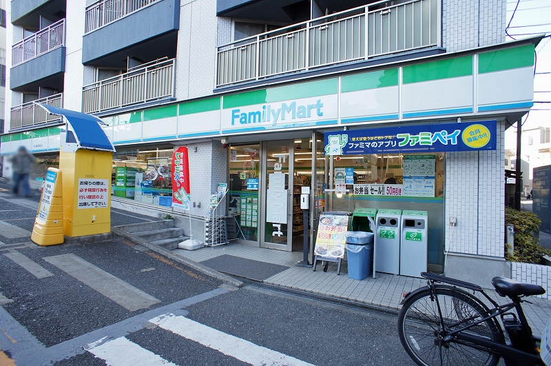 コンビニ　ファミリーマート牛込柳町駅前店（コンビニ）まで210m