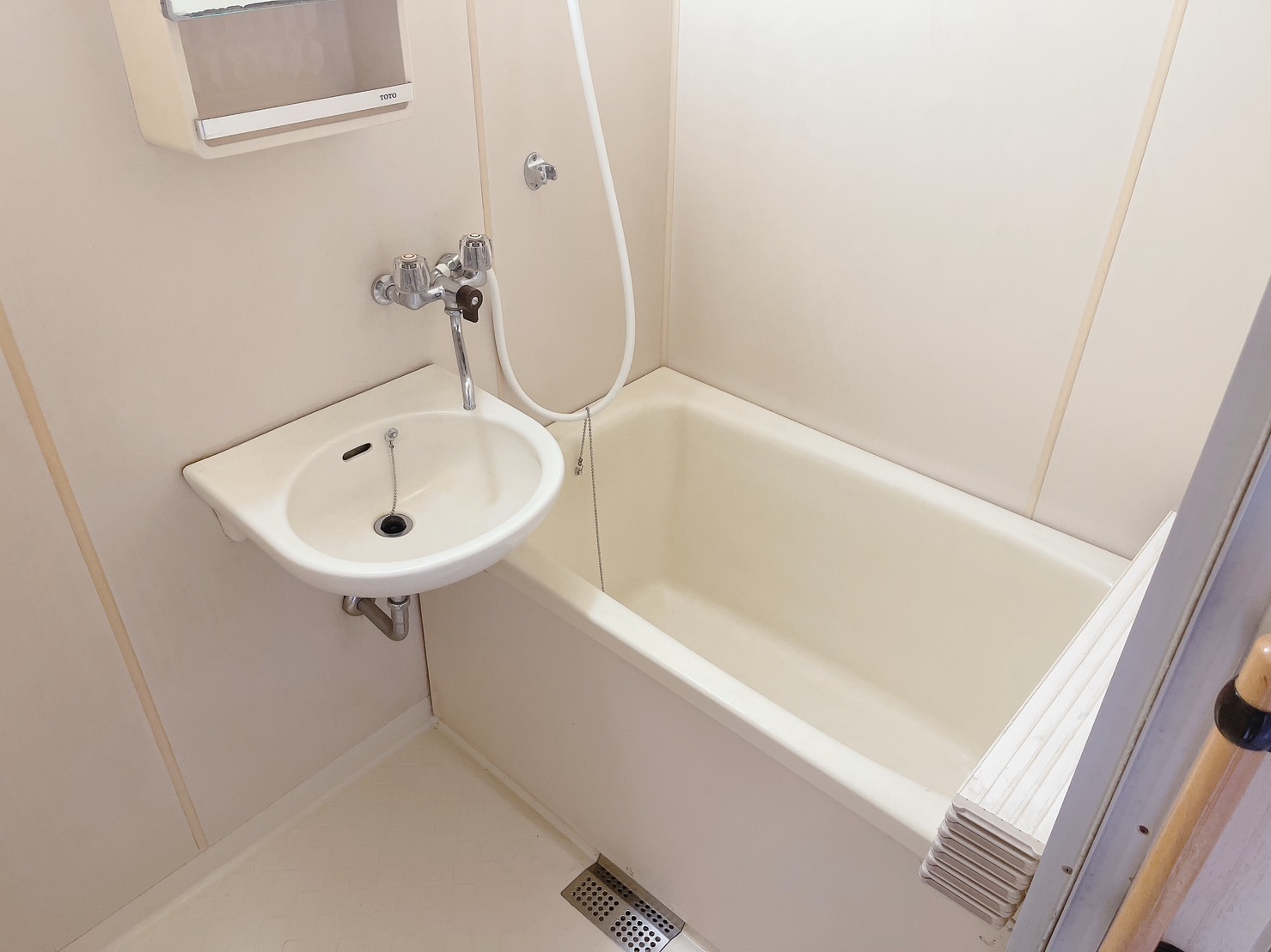 バス・シャワールーム　洗面器付きのお風呂