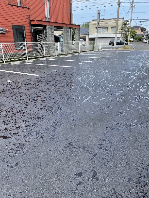 【インコントラーレの駐車場】