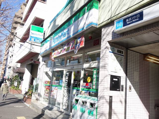 コンビニ　ファミリーマート本駒込駅前店（コンビニ）まで409m