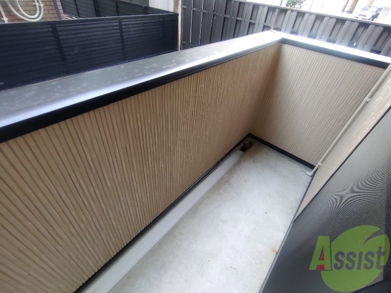 バルコニー　ベランダはよく日が当たり気持ちの良い空間です。