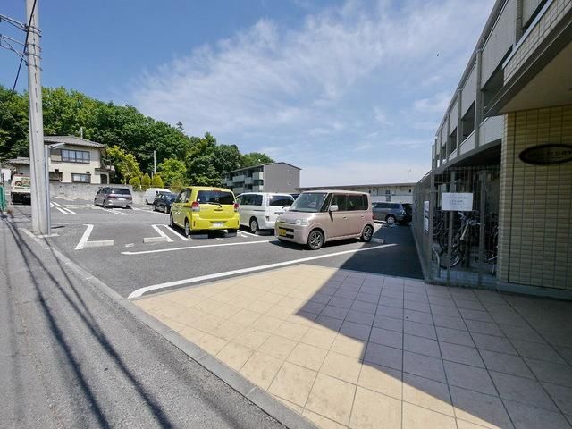 【入間市大字上藤沢のアパートの駐車場】