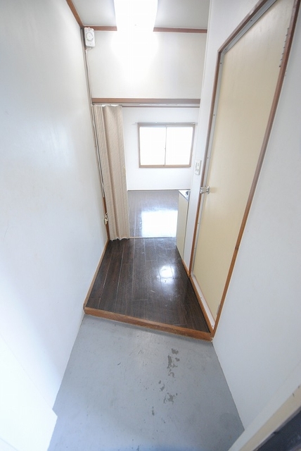 玄関　写真は２０１号室