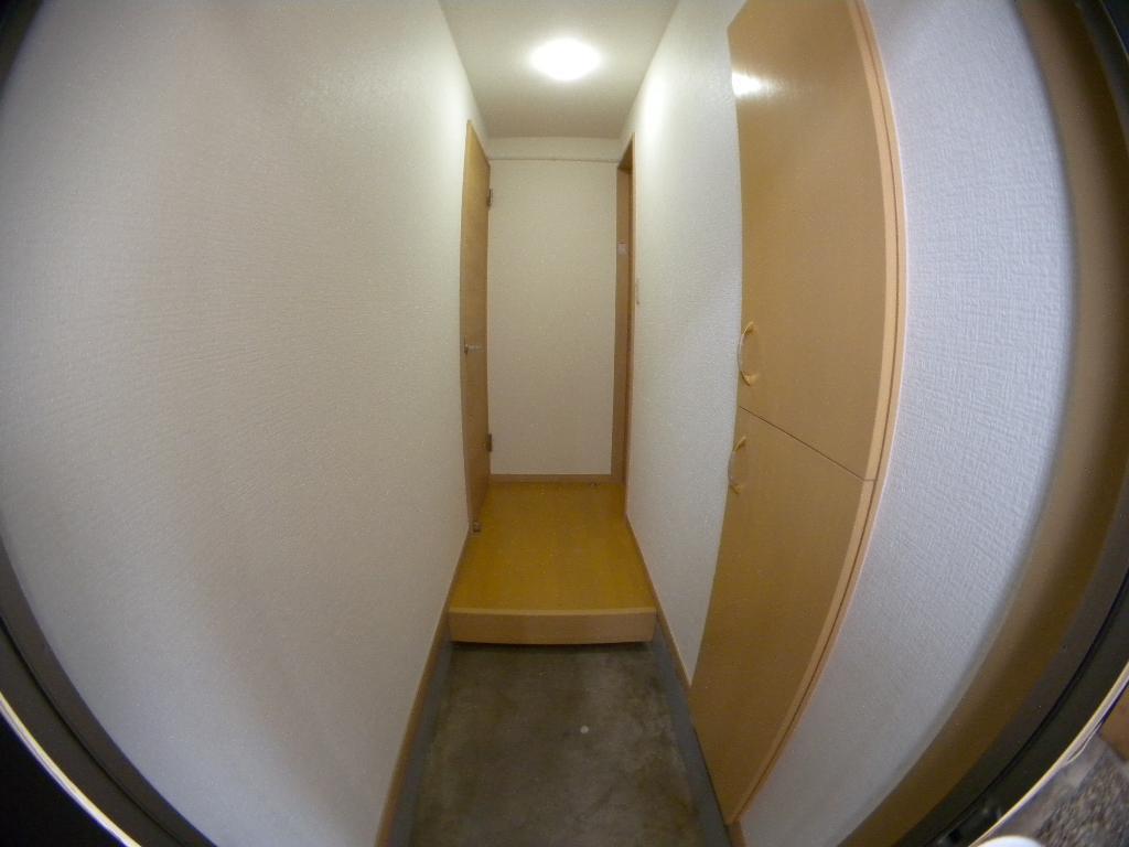 玄関　玄関　右側の扉は下駄箱です