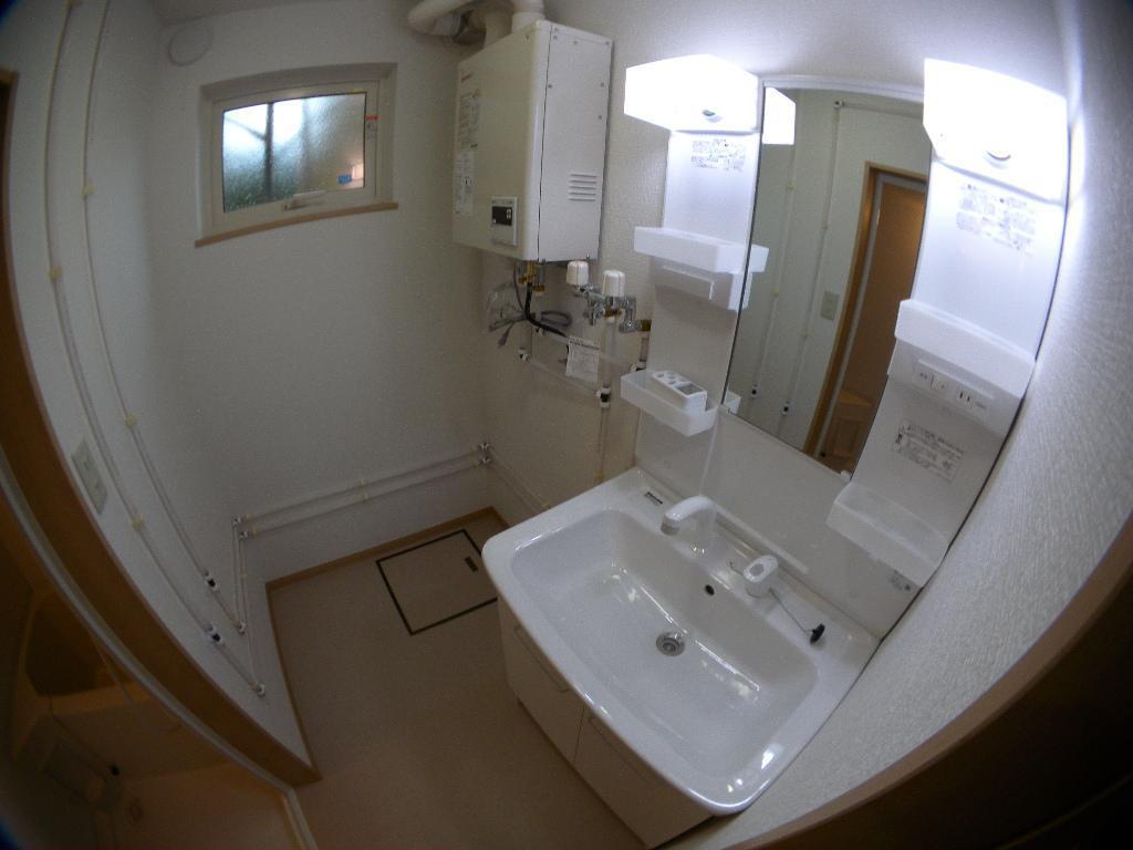 その他　洗面・脱衣　洗面台の横に洗濯用給排水があります