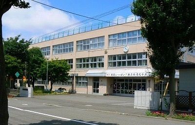 【札幌市厚別区青葉町のアパートの小学校】