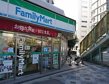 コンビニ　ファミリーマート新大阪駅東口店（コンビニ）まで125m