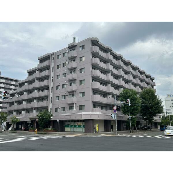 札幌市中央区北七条西のマンションの建物外観