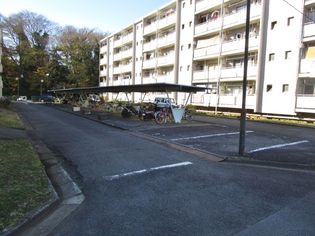 【厚木市三田南のアパートの駐車場】